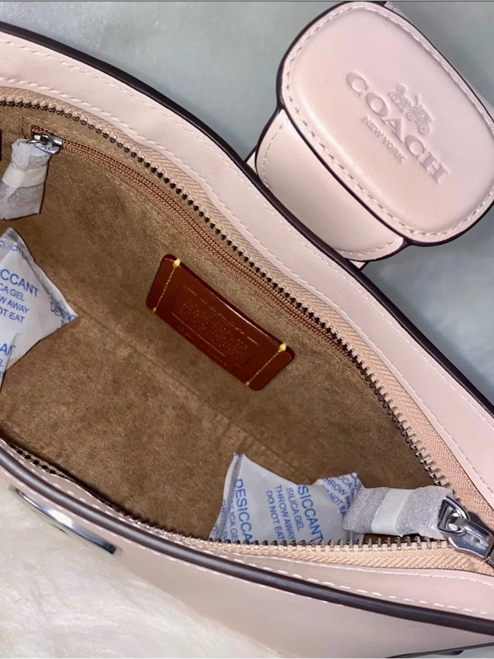 Coach 🌸 leather purse new in original packaging